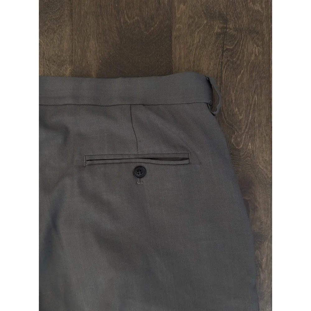 Haggar Mens Classic Fit Pleated Grey Dress Pants Size 42X30 Expandable Waist